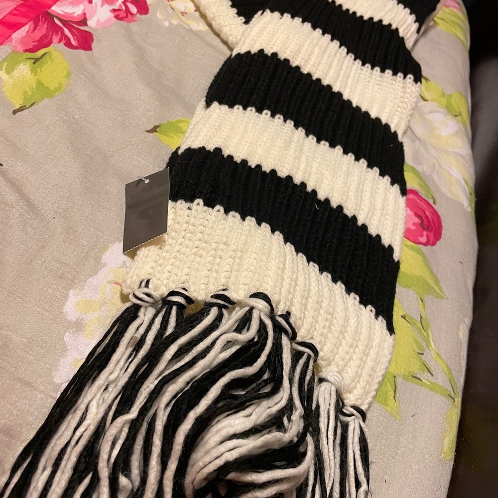 Black & Cream Knit Scarf